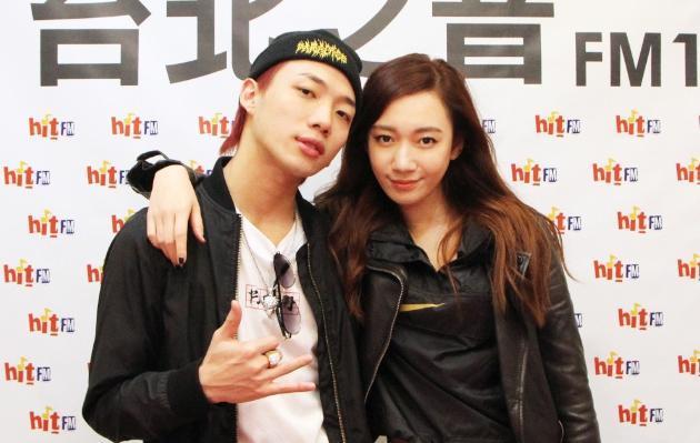 Julia吳卓源與ØZI合體主持電台，兩人一碰面就吵鬧不停。（Hit Fm聯播網提供）