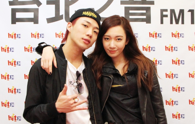 Julia吳卓源與ØZI合體主持電台，兩人一碰面就吵鬧不停。（Hit Fm聯播網提供）