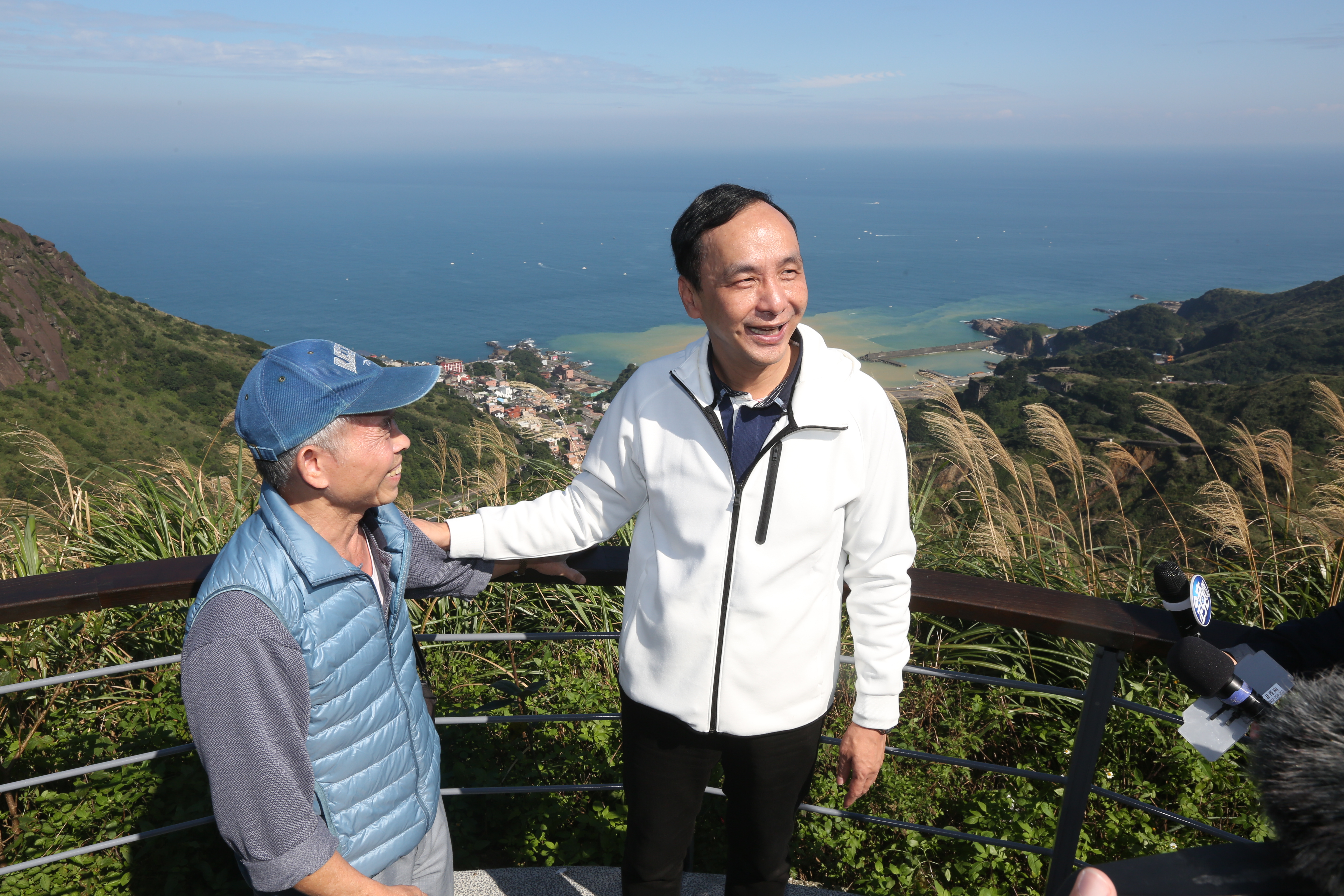 朱立倫沿途遇到熱情民眾爭相合照。