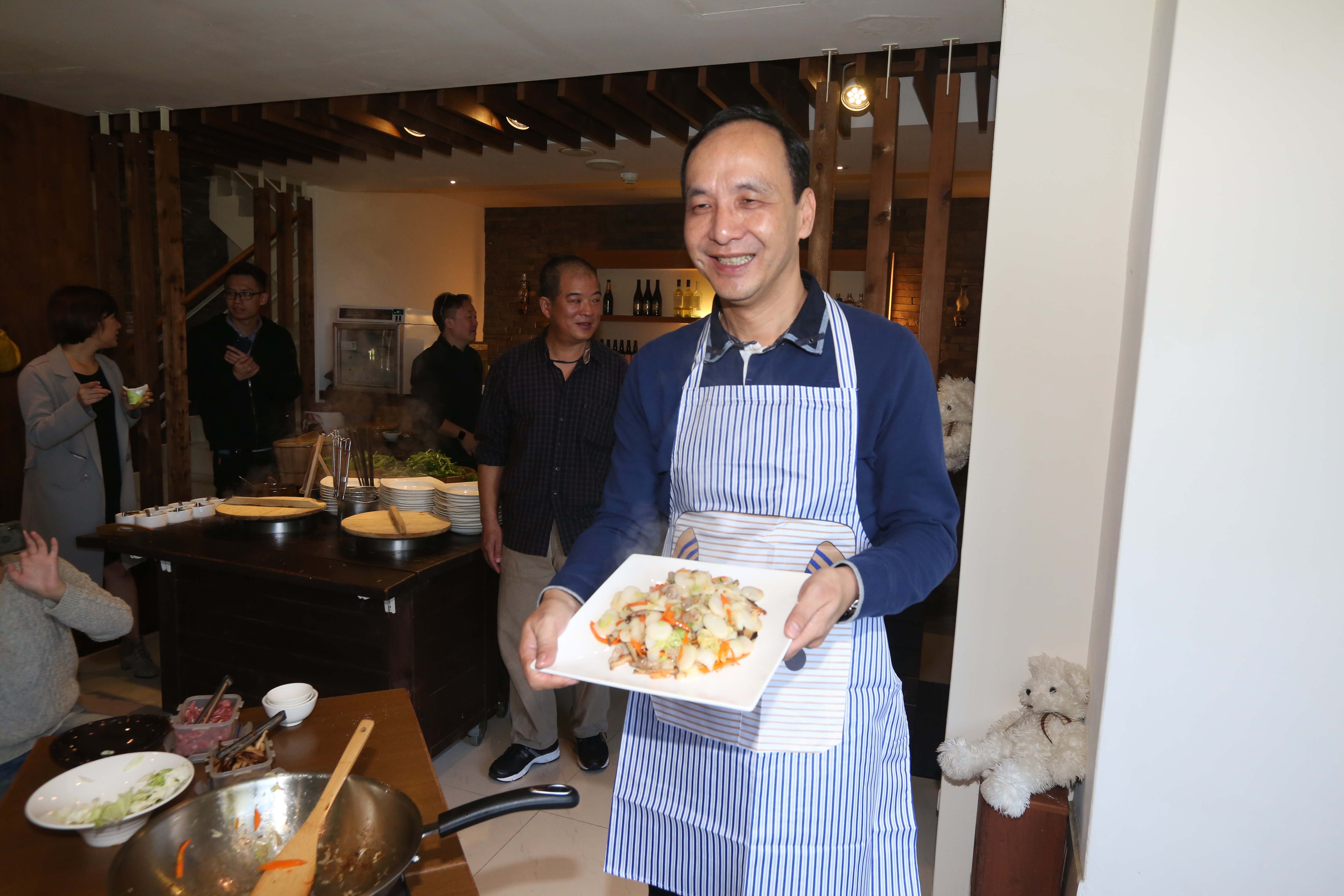 朱立倫親手煮自己過年最愛的台式炒年糕。