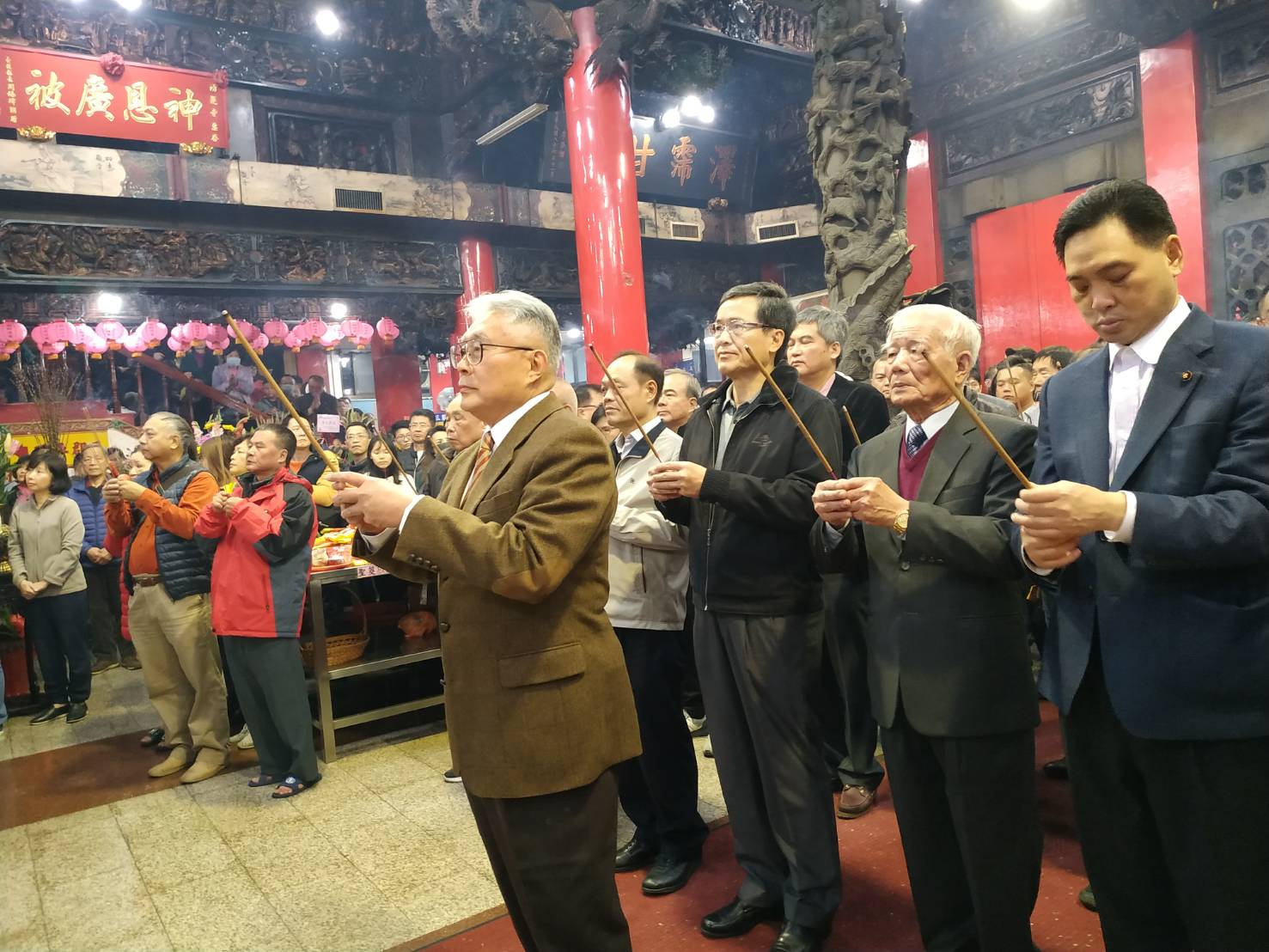 湧蓮寺主委陳宏昌先率工作人員工商團拜,接著抽出國運籤。