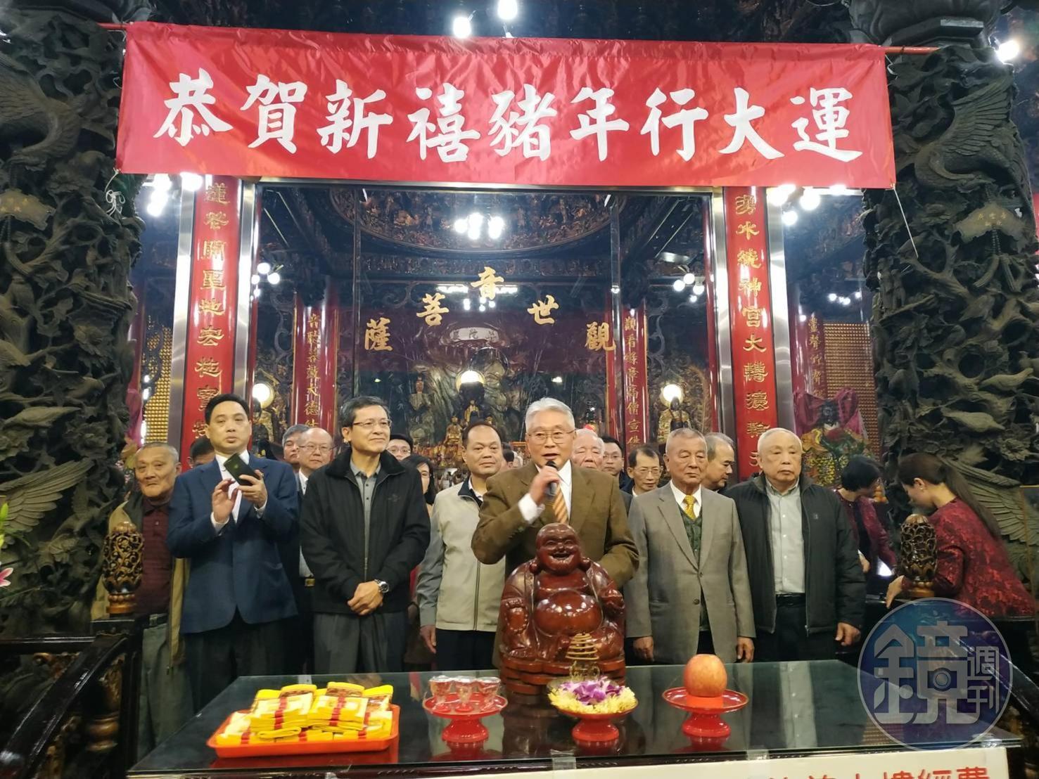 新北市蘆洲湧蓮寺主委陳宏昌得知今年抽到的籤運都十分不錯後，顯得相當開心。
