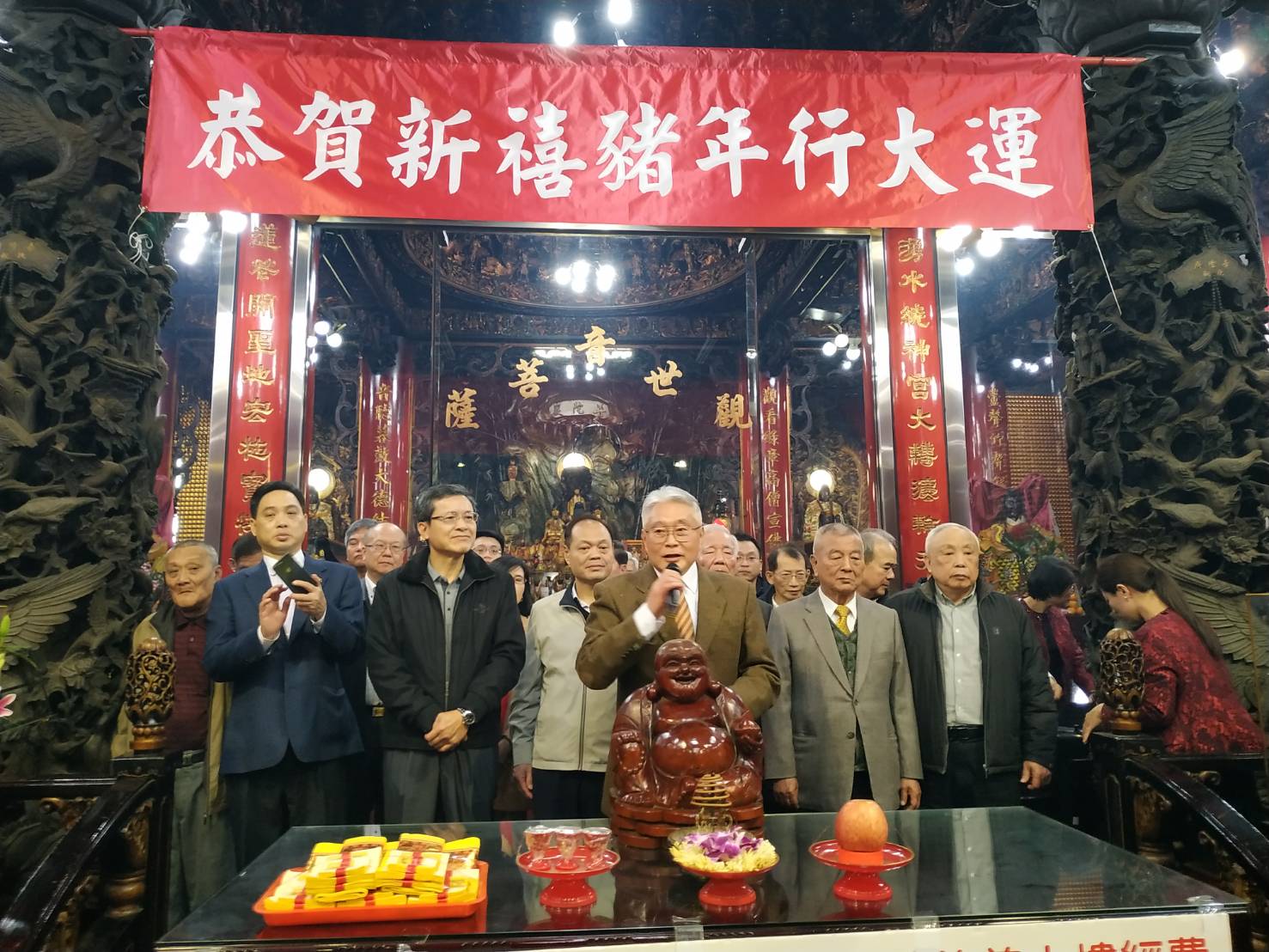 新北市蘆洲湧蓮寺主委陳宏昌得知今年抽到的籤運都十分不錯後，顯得相當開心。