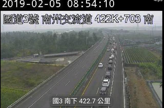 國道南州交流道前出現車流回堵情形。（翻攝畫面）