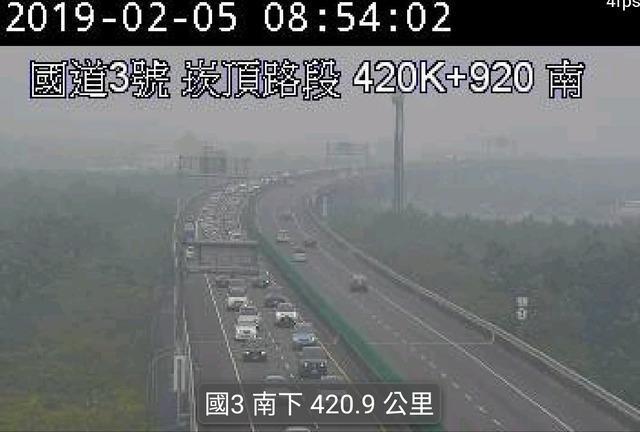 國道3號往墾丁方向，上午出現車潮。（翻攝畫面）