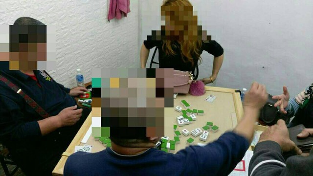 警方持搜索票進入屋內，查獲4名正在打麻將的賭客。（警方提供）