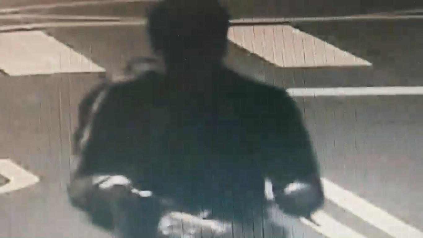 許嫌竊取土地公神像後騎單車離去，過程都遭監視器錄下。（警方提供）