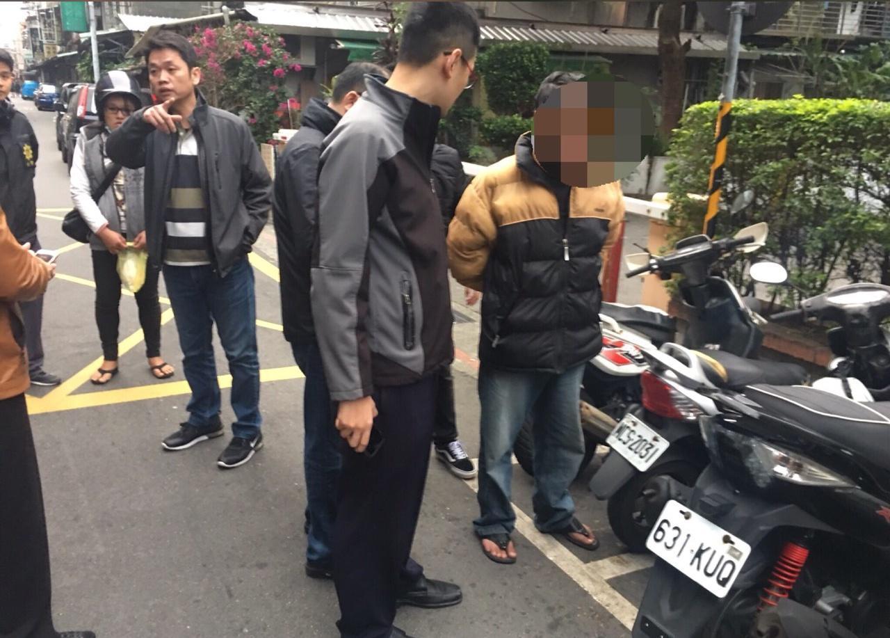 簡嫌飛車行搶路人財物，辯稱是為了給女友紅包，警方過濾監視器後，持拘票將他拘提到案。（警方提供）