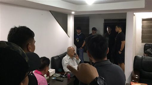 吳健保（白衣者）因涉嫌職當簽賭打假球，遭判5年5個月後潛逃菲國。（翻攝畫面）