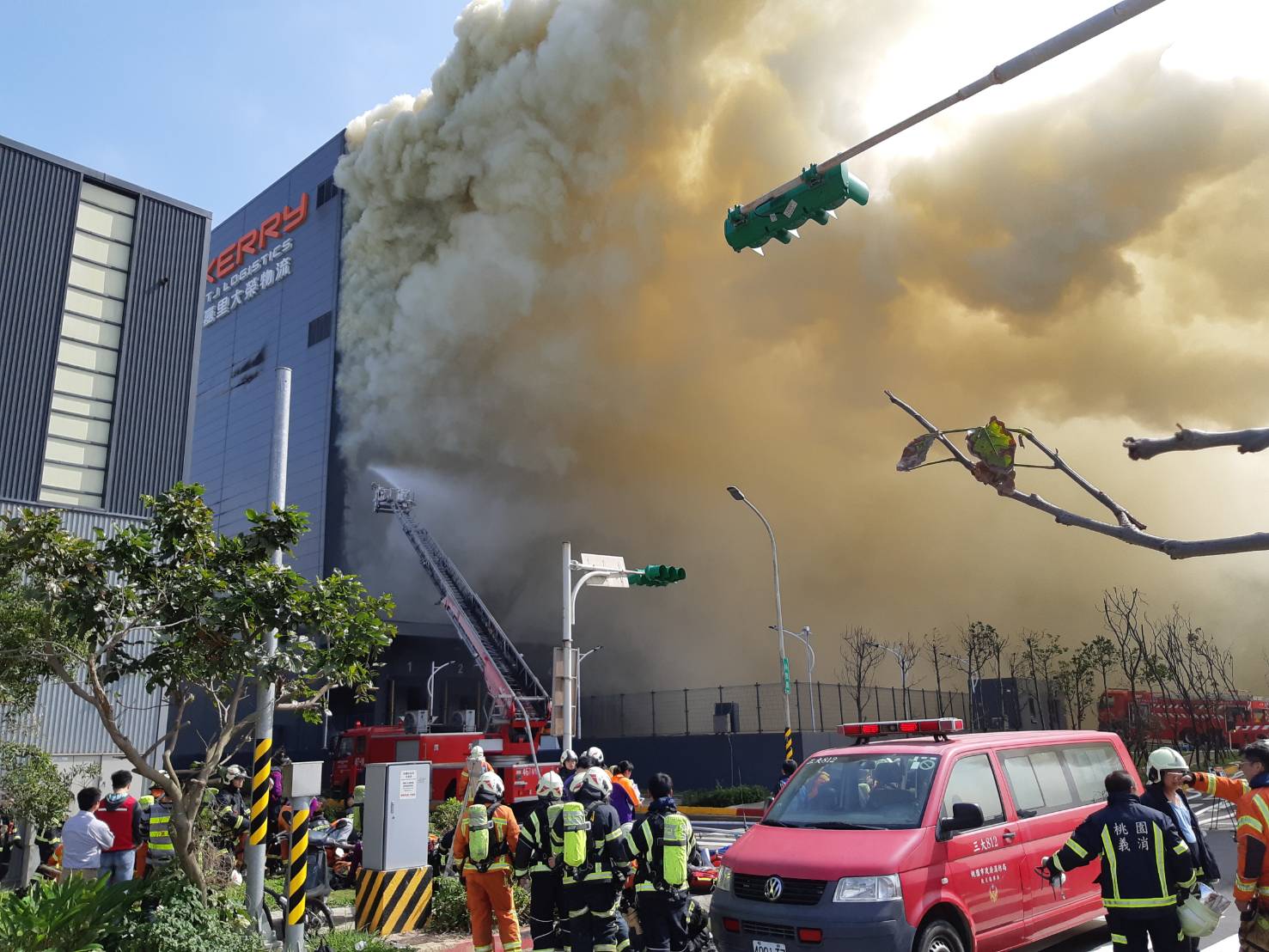 桃園市觀音區桃科二路的嘉里大榮貨運倉儲目前已傳出阮姓越南籍移工1死1傷的慘劇。（翻攝畫面）