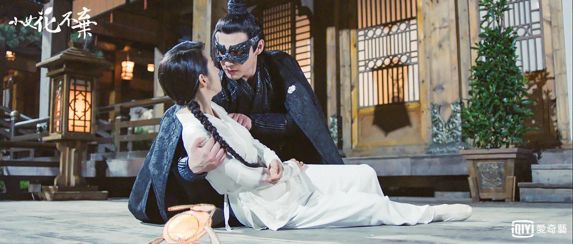 張彬彬（右）在《小女花不棄》多次解救林依晨，比終極保鑣還勇猛。（愛奇藝台灣站提供）