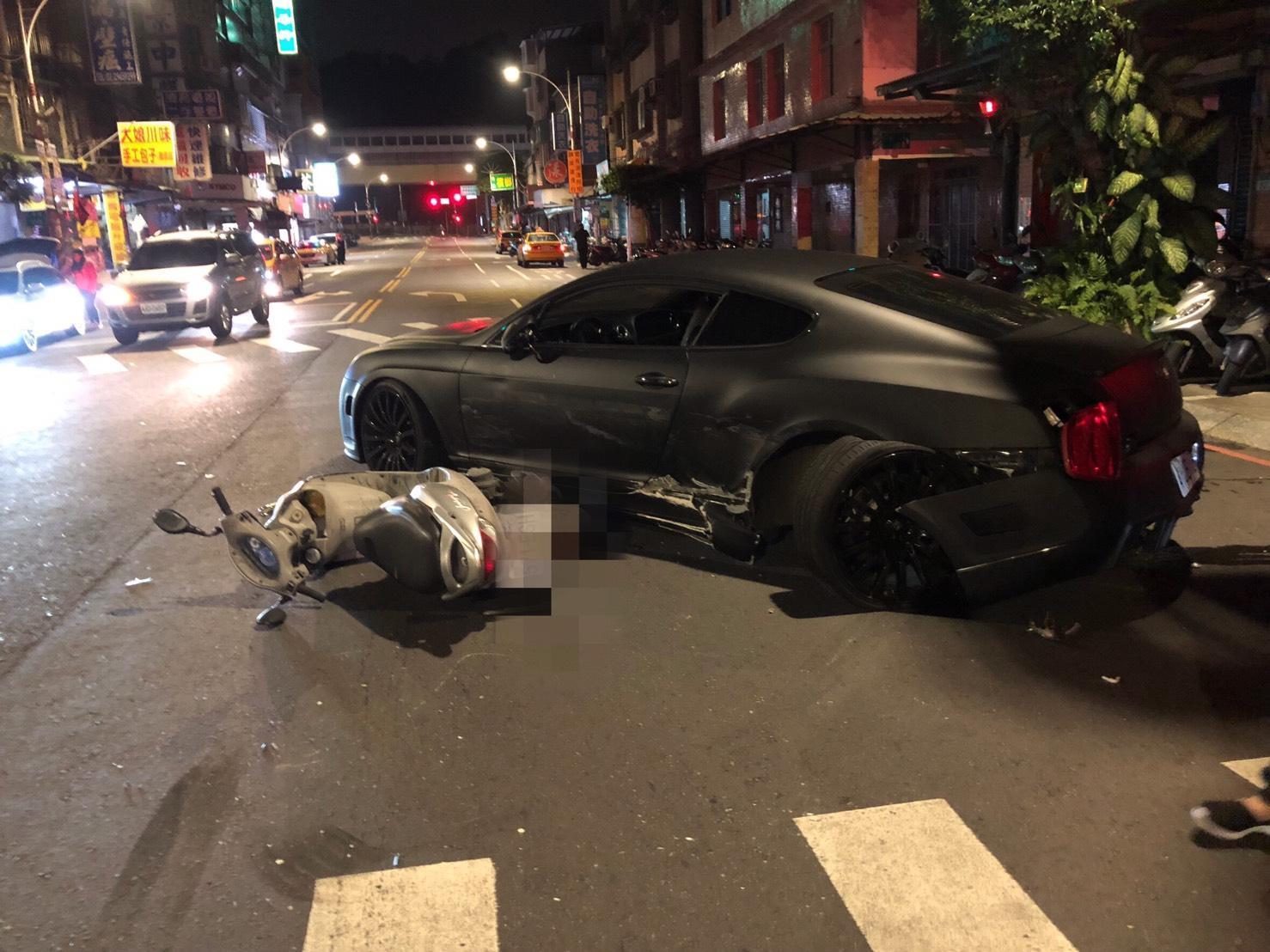 有機車騎士疑因看熱鬧，不慎再度撞上賓利。（警方提供）