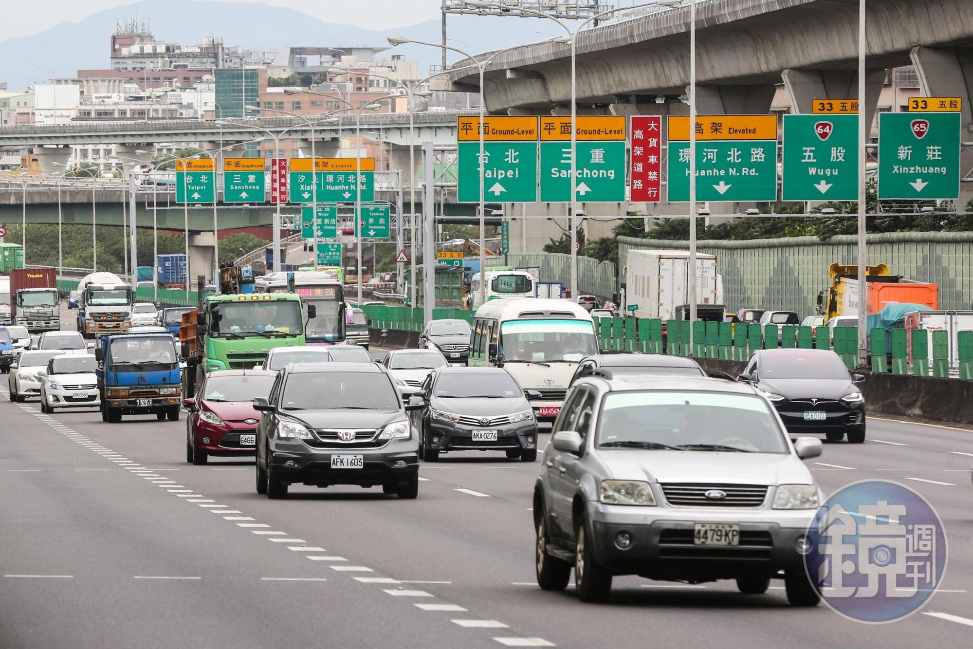 高公局科長國欽表示,今天將是國道雙向車潮最高峰,預估國道總延車公里達到140百萬車公里再創春節假期新高。