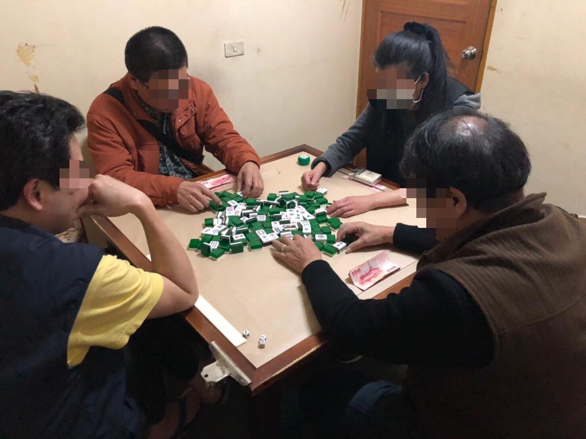 萬華分局警方在過年前查獲非法麻將場。(警方提供)