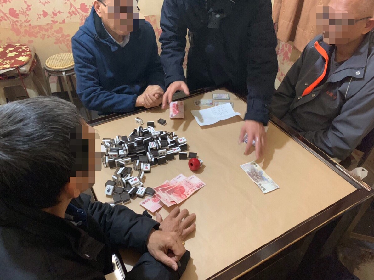 鍾姓主嫌等組頭和賭客遭送辦,部過賭客卻怒批警方是為了績效擾民。(警方提供)