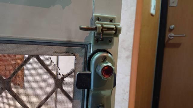 陳嫌用打火機燒開紗窗，開鎖偷竊過程僅2分鐘。（翻攝畫面）