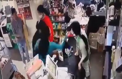 店員提醒婦人未帶身分證，竟遭婦人出手掌摑。（翻攝黑色豪門企業粉絲頁）