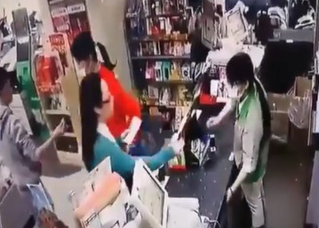 婦人向超商店員表示要兌換中獎發票。（翻攝黑色豪門企業粉絲頁）
