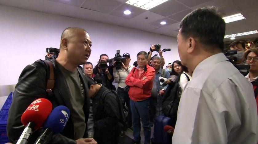 旅客因為華航機師罷工停飛影響旅程,氣到飆罵地勤人員。(翻攝畫面)