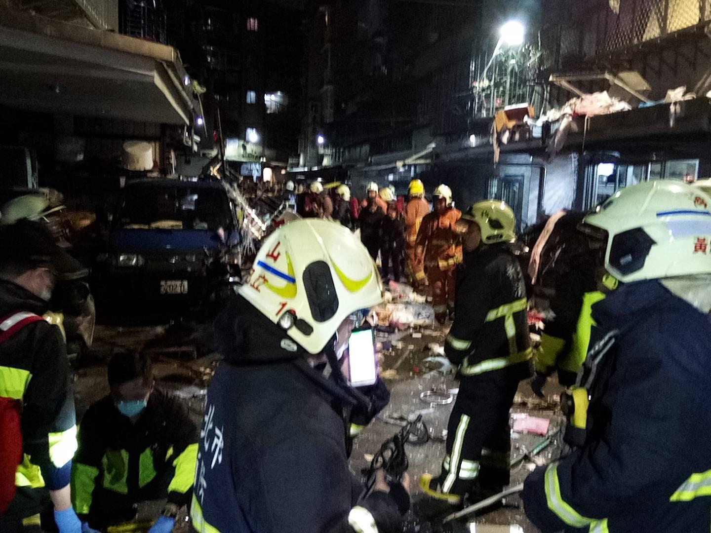 氣爆威力猛烈，連部分鐵窗與屋裡的家具都被炸到街上。（警方提供）