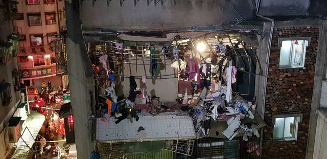 公寓5樓發生氣爆驚醒附近居民,面對街頭的牆面、鐵窗被炸開來,形成一個驚人的大洞。(警方提供)