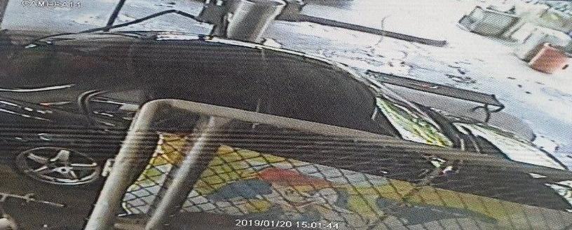 女童父親駕車進入洗車區時影像。(翻攝畫面)