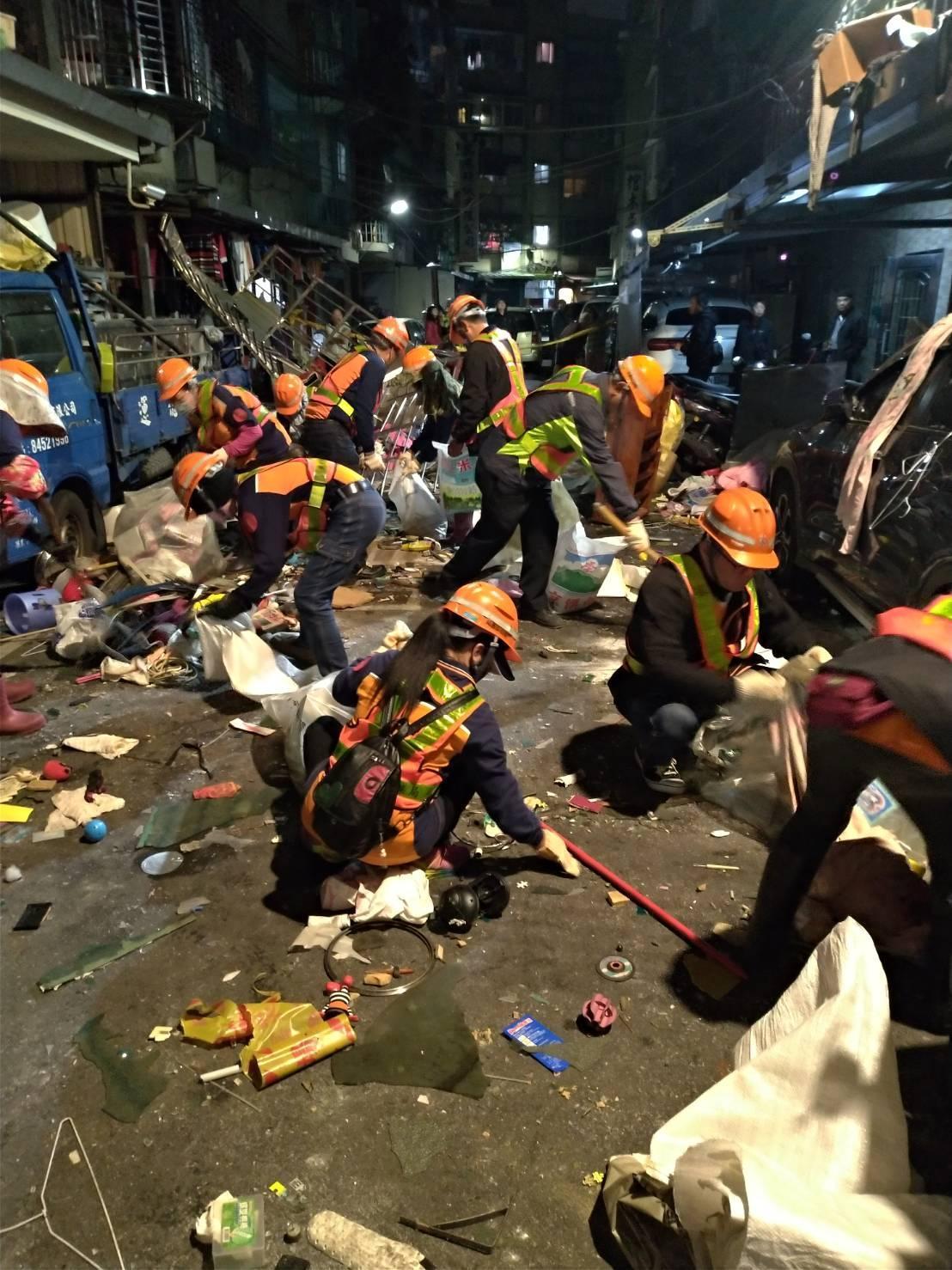 公寓發生氣爆後，環保局動員清潔隊，於上午完成環境清理。（消防局提供）