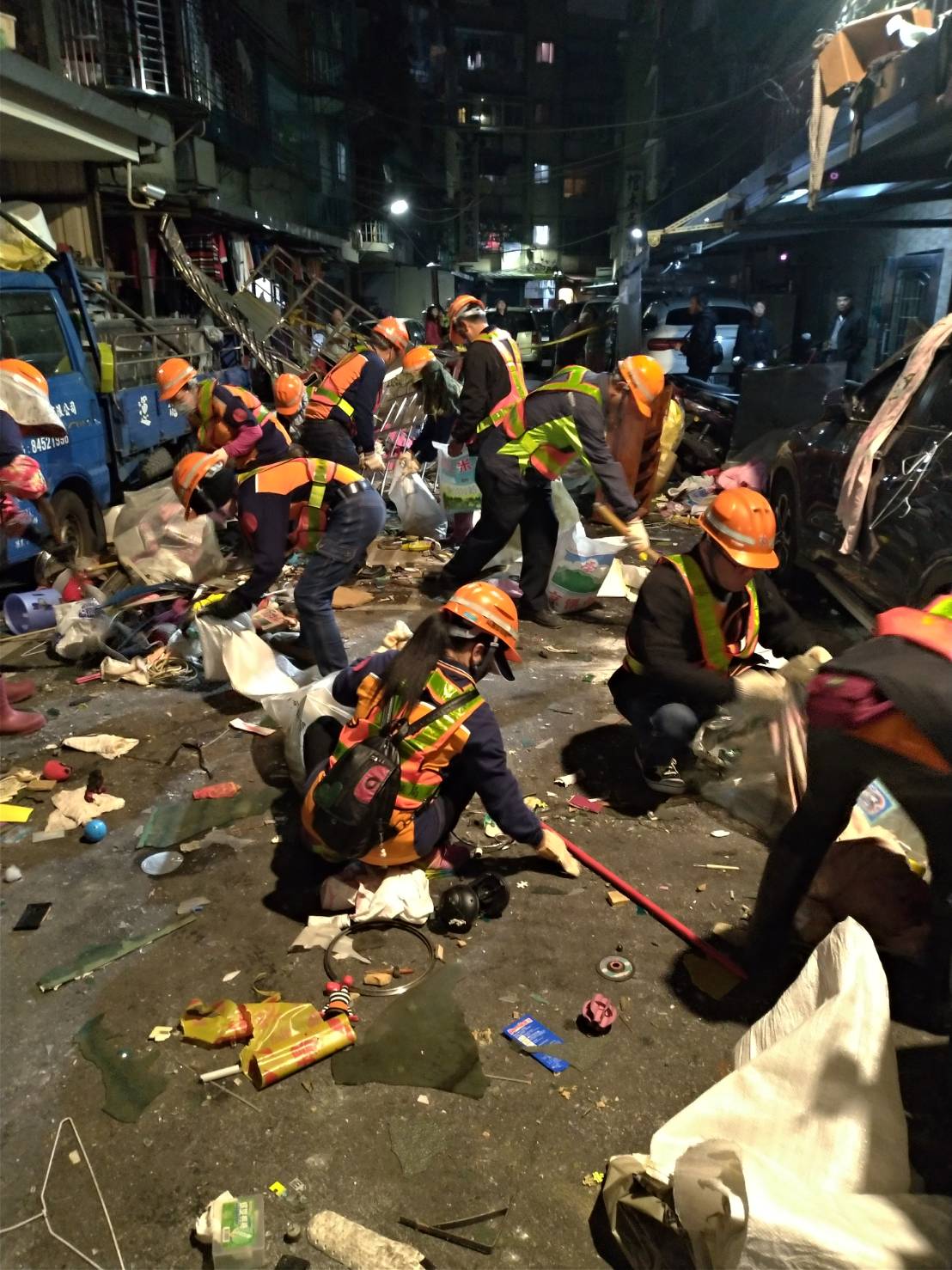 公寓發生氣爆後，環保局動員清潔隊，於上午完成環境清理。（消防局提供）