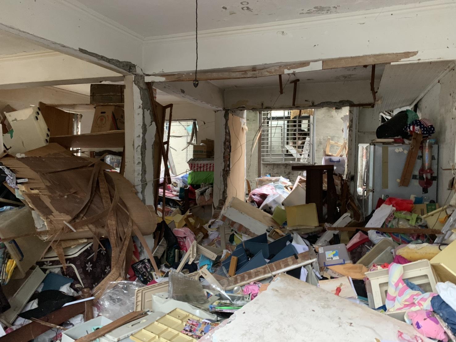 5樓氣爆戶屋內滿目瘡痍，連屋裡家具器物都炸到噴飛道路，可見爆炸驚人威力。（消防局提供）