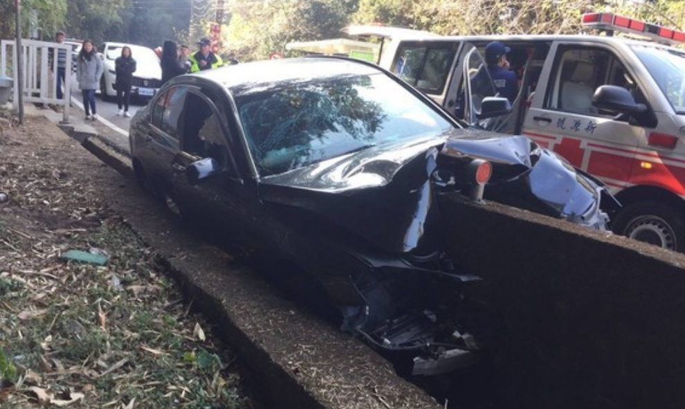 BMW轎車被牢牢卡死在山溝中。(翻攝畫面)
