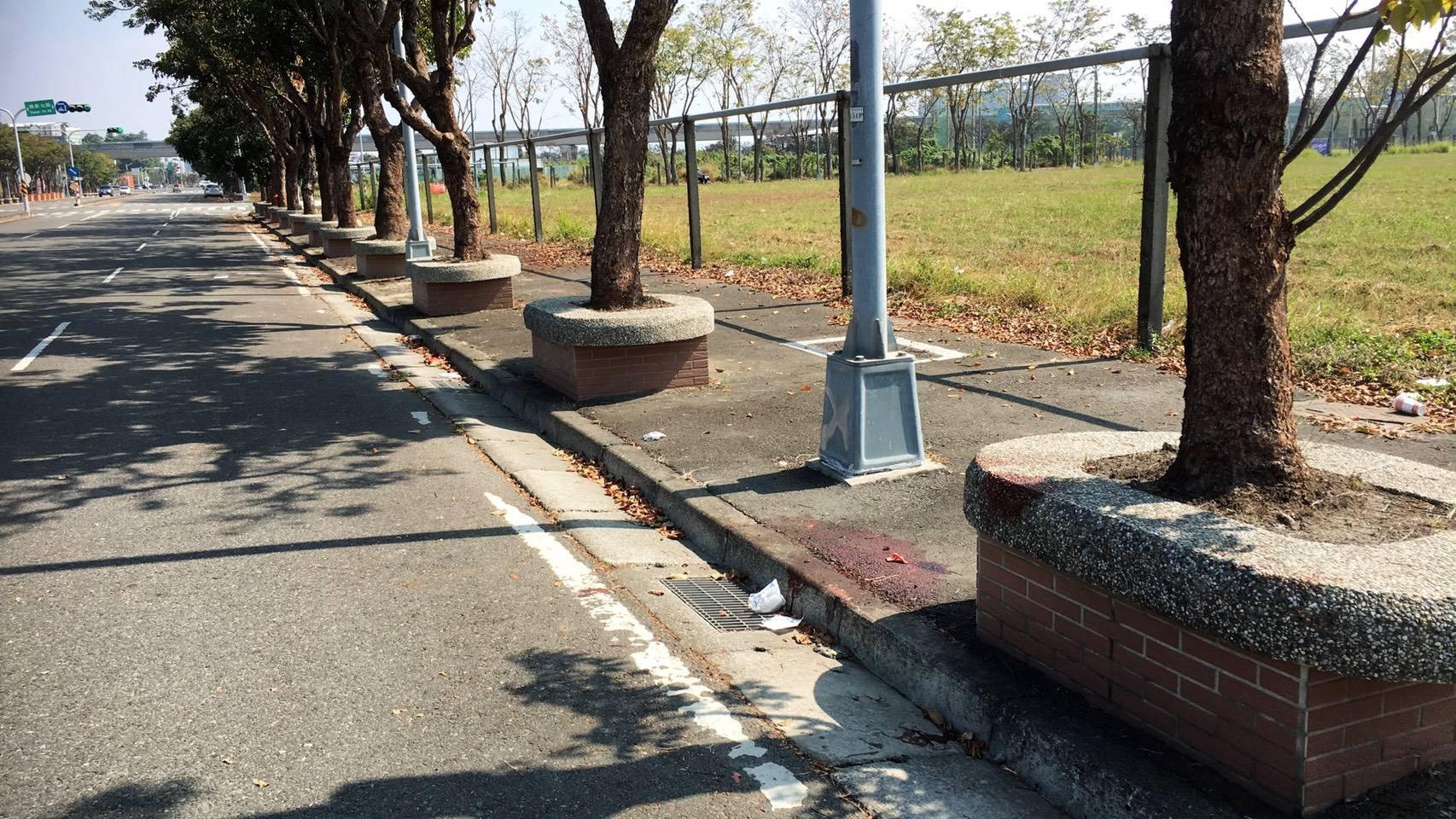 橋頭區橋新環路、經武路旁還清晰可見血跡斑斑。（警方提供）