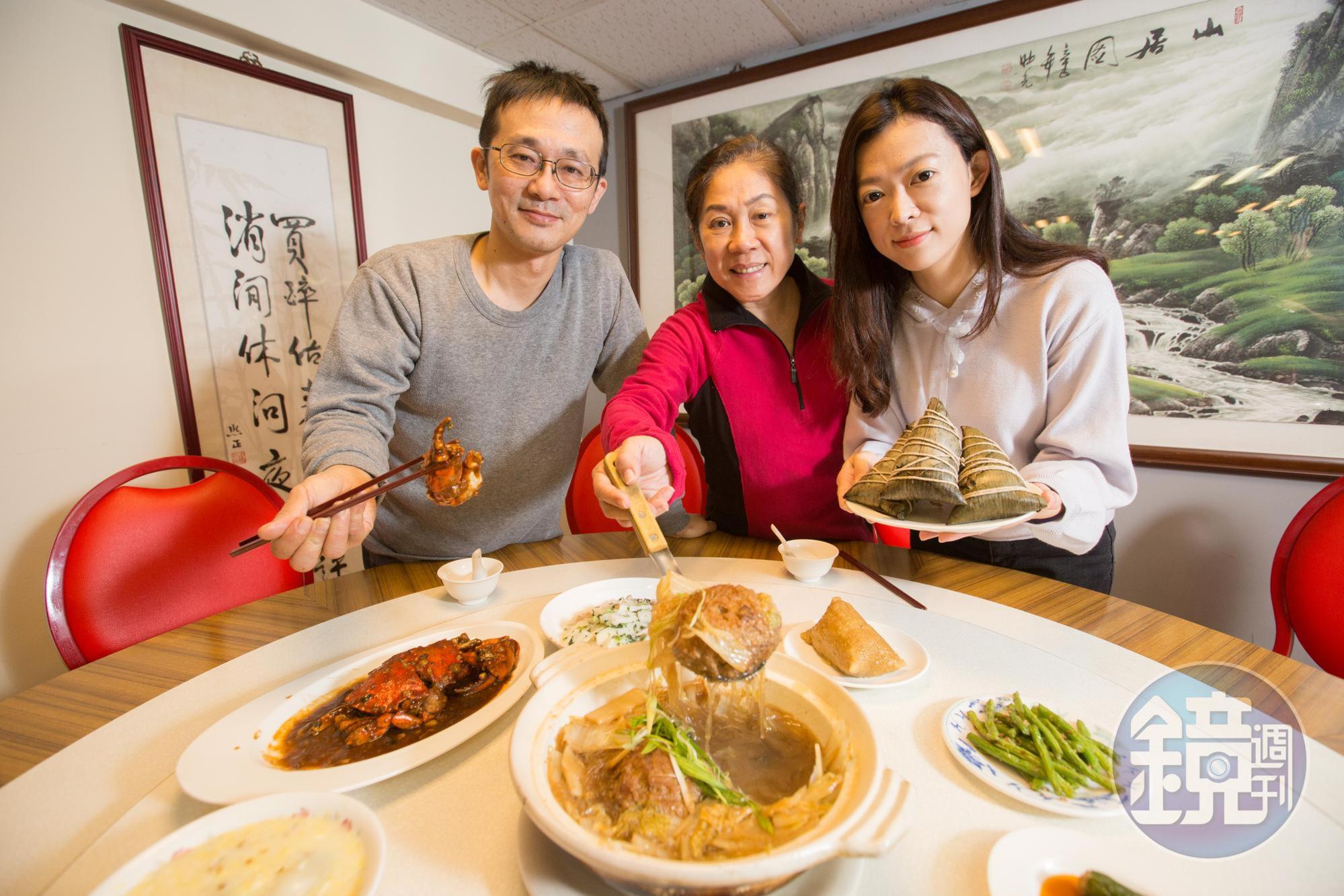 蔡萬興老店以江浙菜與寧波點心聞名，家中男丁無意接班，第二代么女曹愛琴（中）扛起傳承責任，丈夫鄭朝日（左）與女洪慈卿（右）皆返家幫忙。