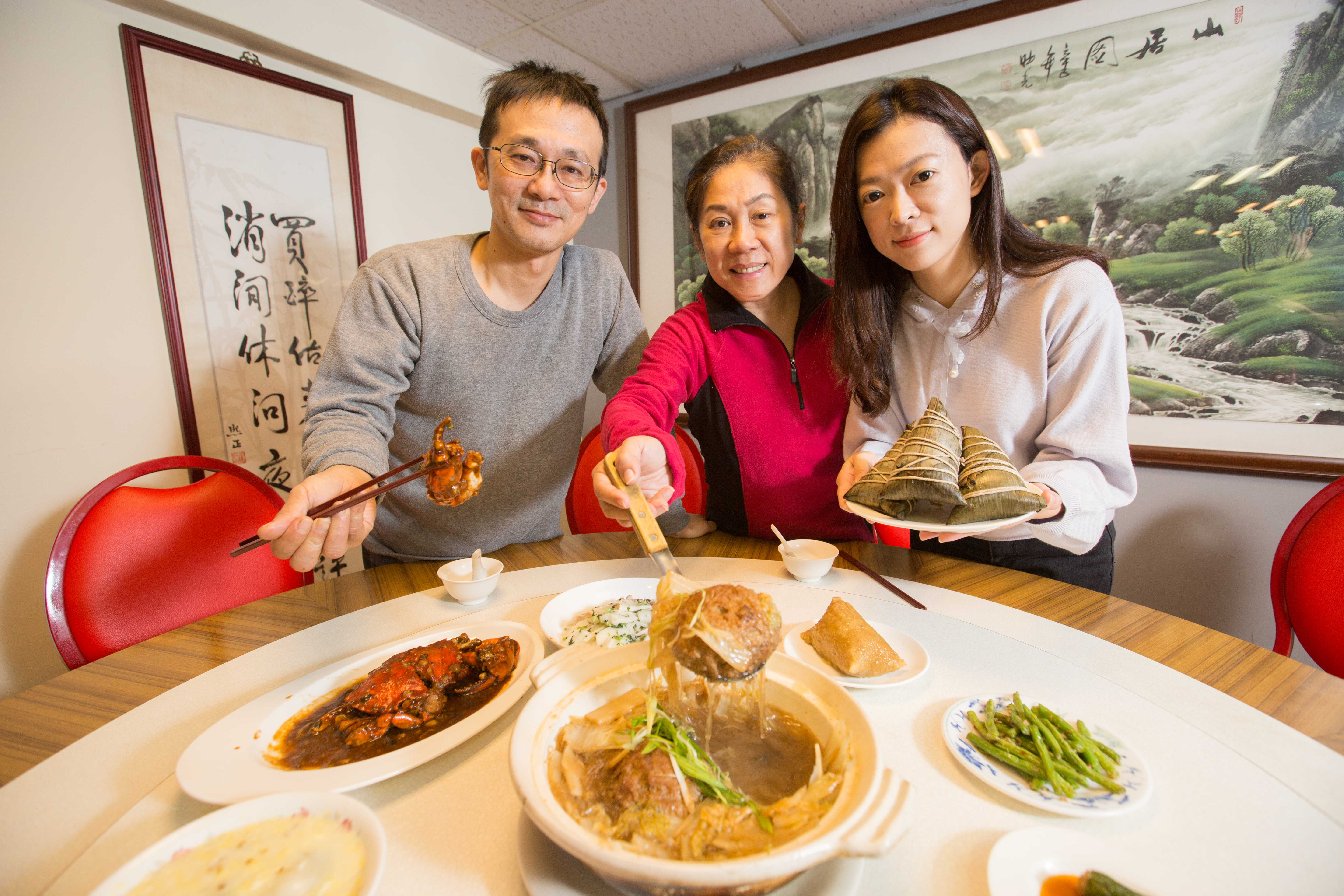 蔡萬興老店以江浙菜與寧波點心聞名，家中男丁無意接班，第二代么女曹愛琴（中）扛起傳承責任，丈夫鄭朝日（左）與女洪慈卿（右）皆返家幫忙。