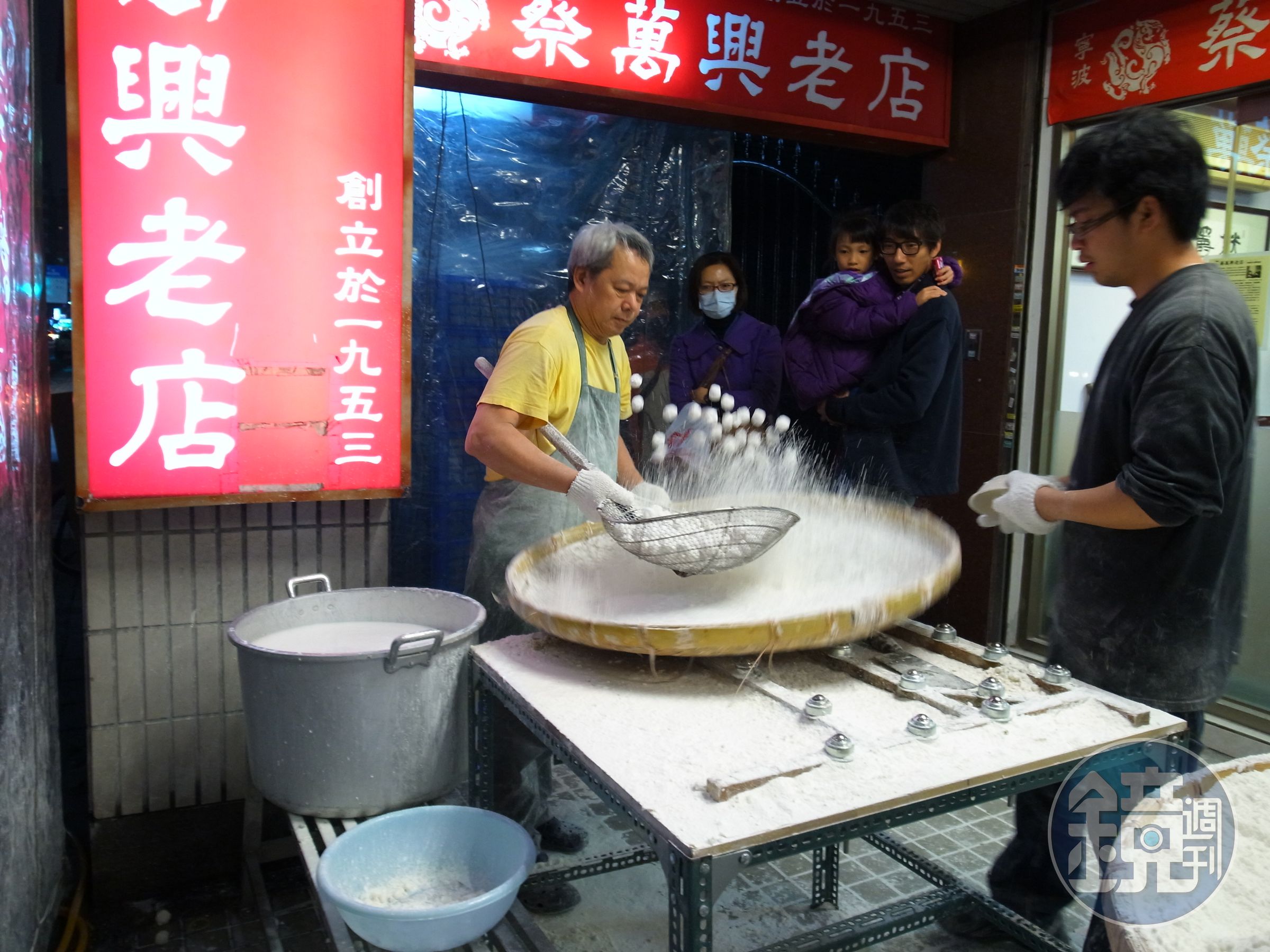 每年農曆初十起，師傅們在店外現搖元宵，吸引消費者上門。（曹愛琴提供）