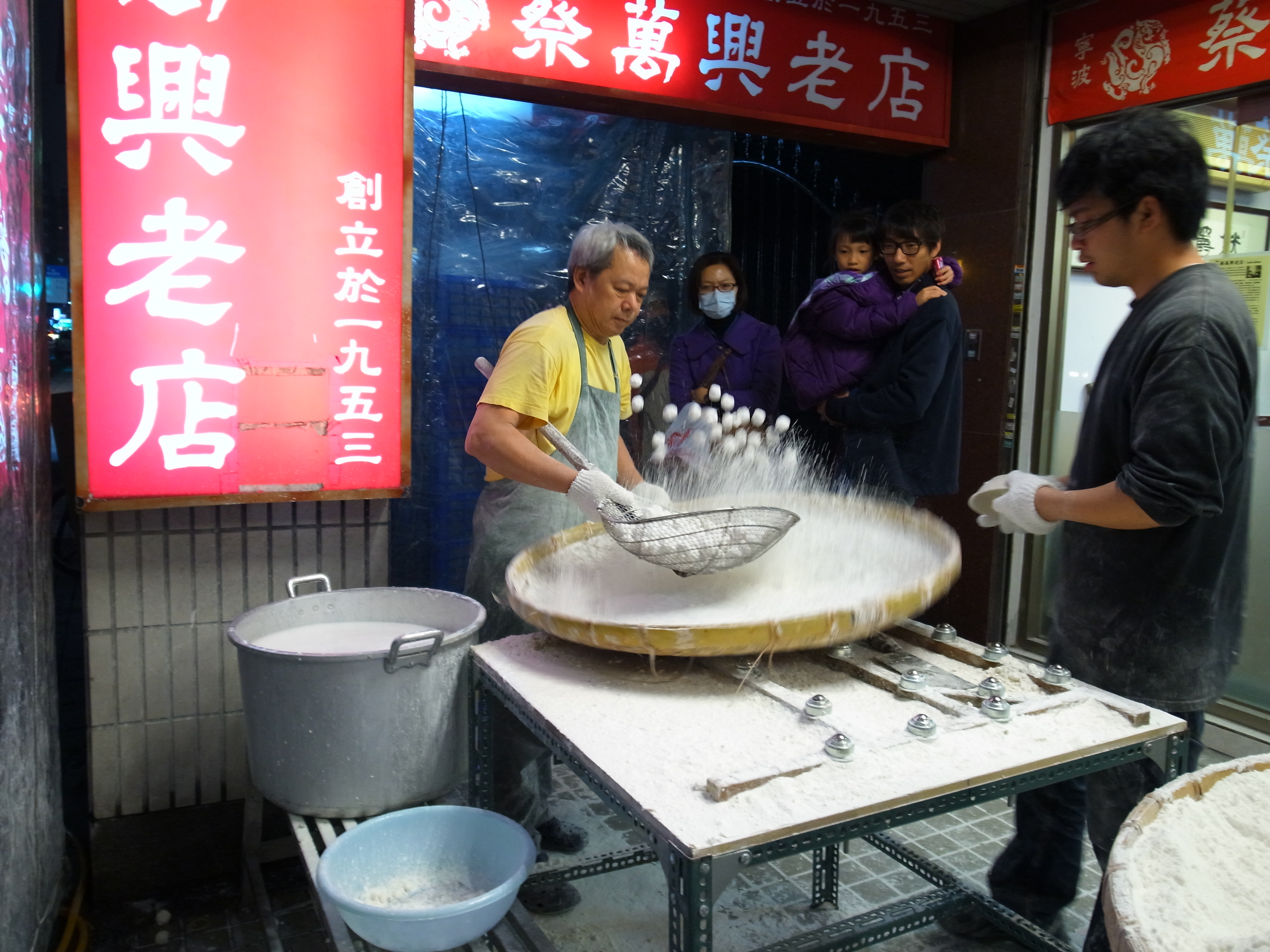 每年農曆初十起，師傅們在店外現搖元宵，吸引消費者上門。（曹愛琴提供）