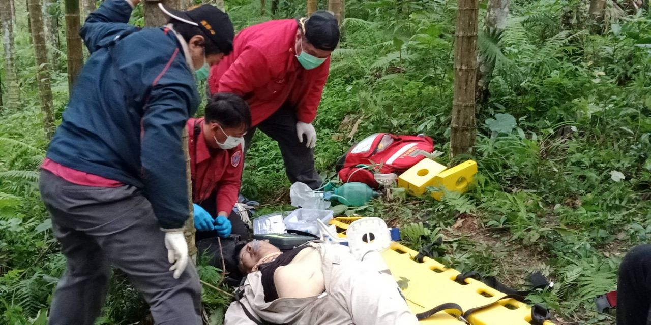 57歲的王田明飛行傘教練在花蓮與陸客進行雙人飛行時，意外卡在高壓電塔上，王教練於脫困時墜地殞命。（花蓮消防局提供）