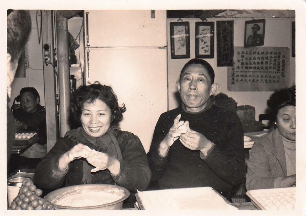 第一代創辦人曹國財（右）與周夏珍（左）擅長製作湯圓小點。（曹愛琴提供）