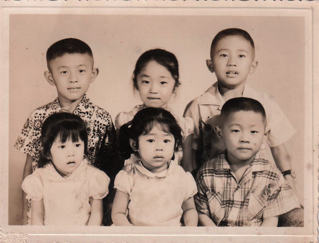 兒時店裡生意忙，曹愛琴（前排中）與手足被寄養在不同家庭，上小學後才一家團圓。（曹愛琴提供）