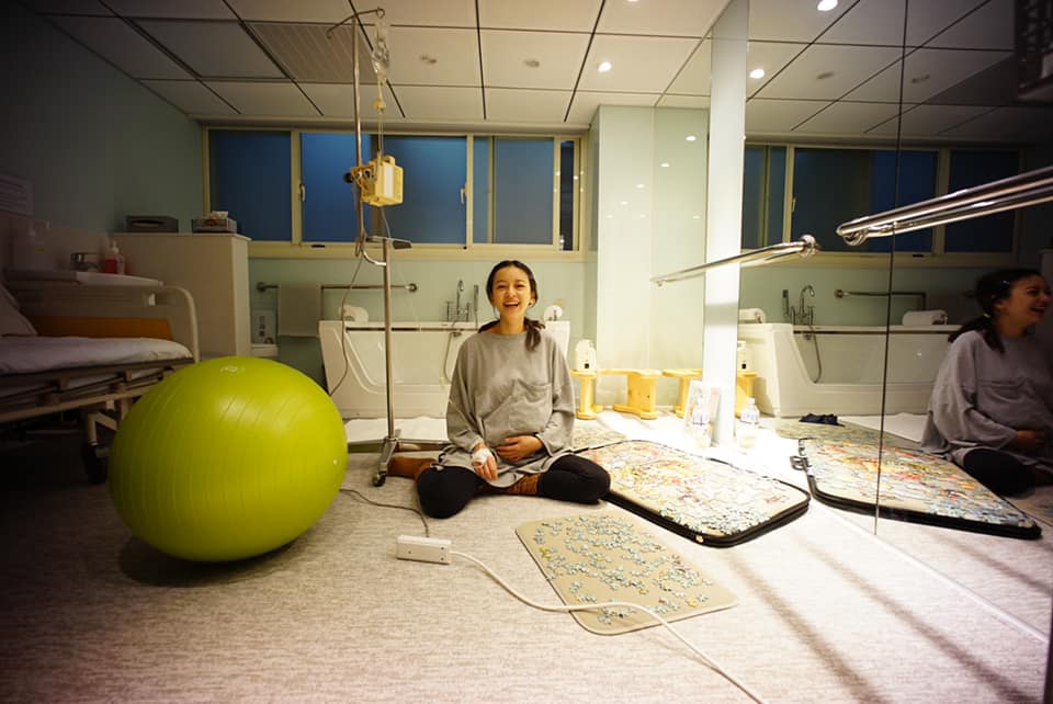 陳意涵在待產時仍是神情輕鬆。（翻攝自陳意涵臉書）