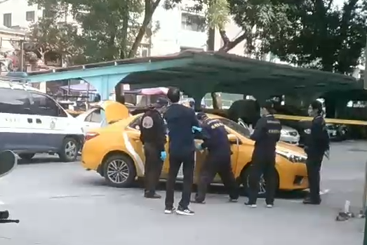 警方找到遭槍擊的運將車輛，採證可疑的蛛絲馬跡。（警方提供）