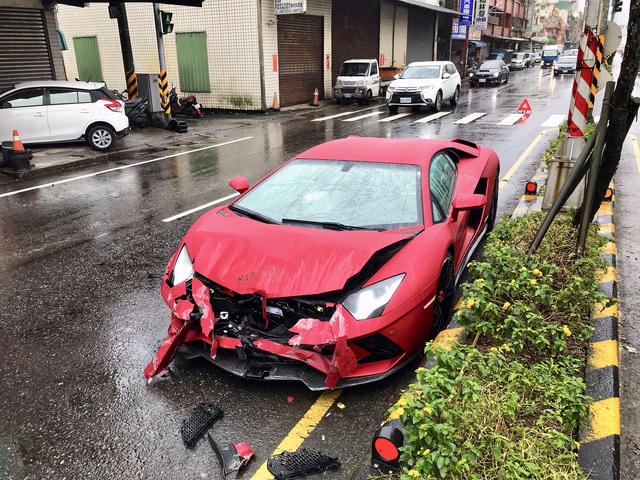 警方研判，車主疑因天雨路滑，加上精神不夠專注釀禍。（翻攝《北海岸全民聯盟公社》臉書）