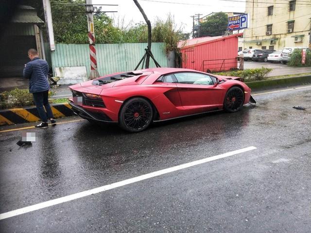 千萬超跑自撞安全島，車主在一旁尋求救援。（翻攝《北海岸全民聯盟公社》臉書）