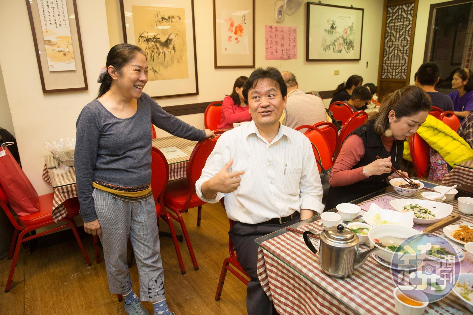 曹愛琴（左）開朗愛說笑，熟客人都喜歡找她聊上幾句。