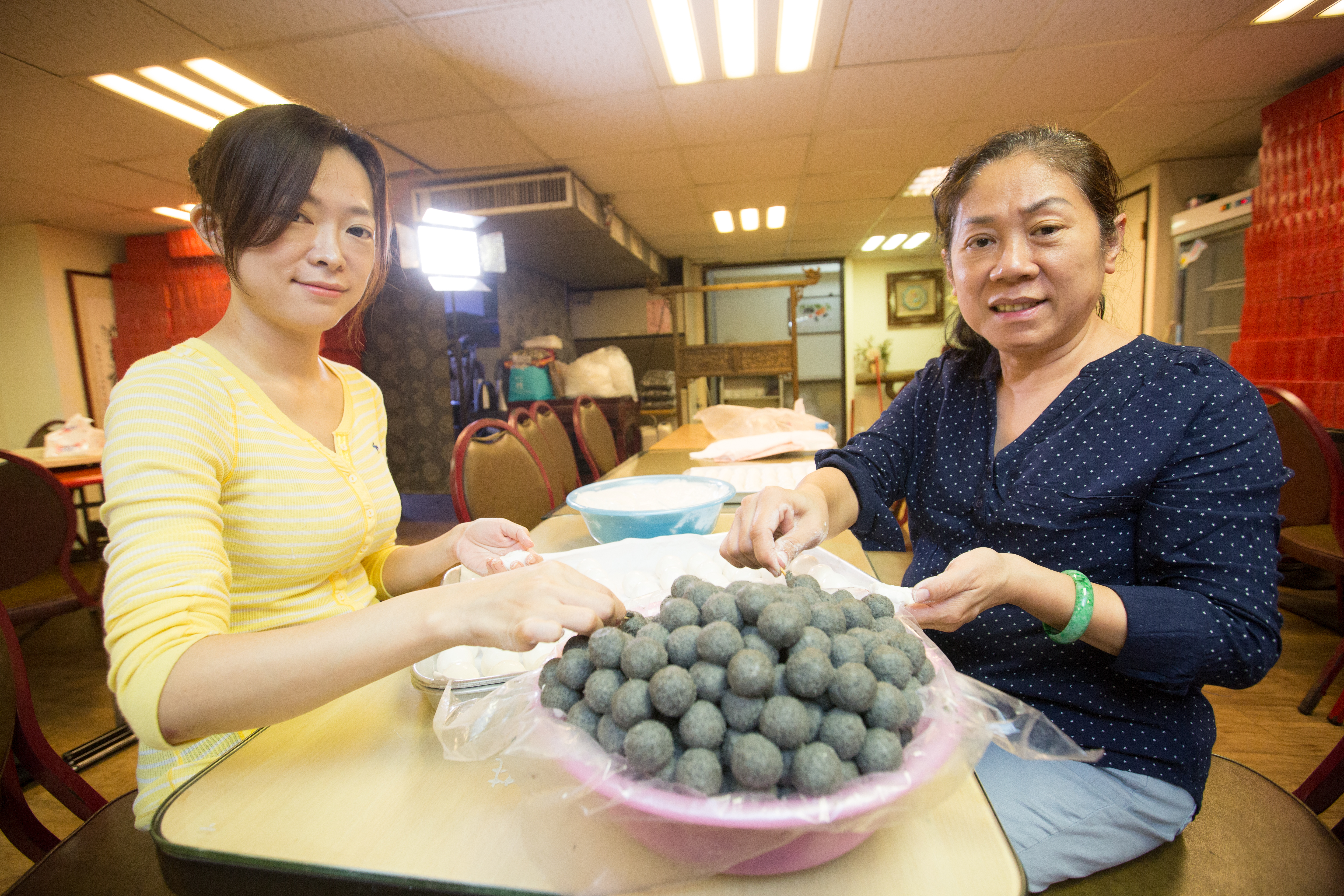 手工湯圓工序繁複，曹家家規嚴，只有巧手女眷經訓練後才可包湯圓，圖為曹愛琴（右）與女兒洪慈卿（左）趁空班趕製。