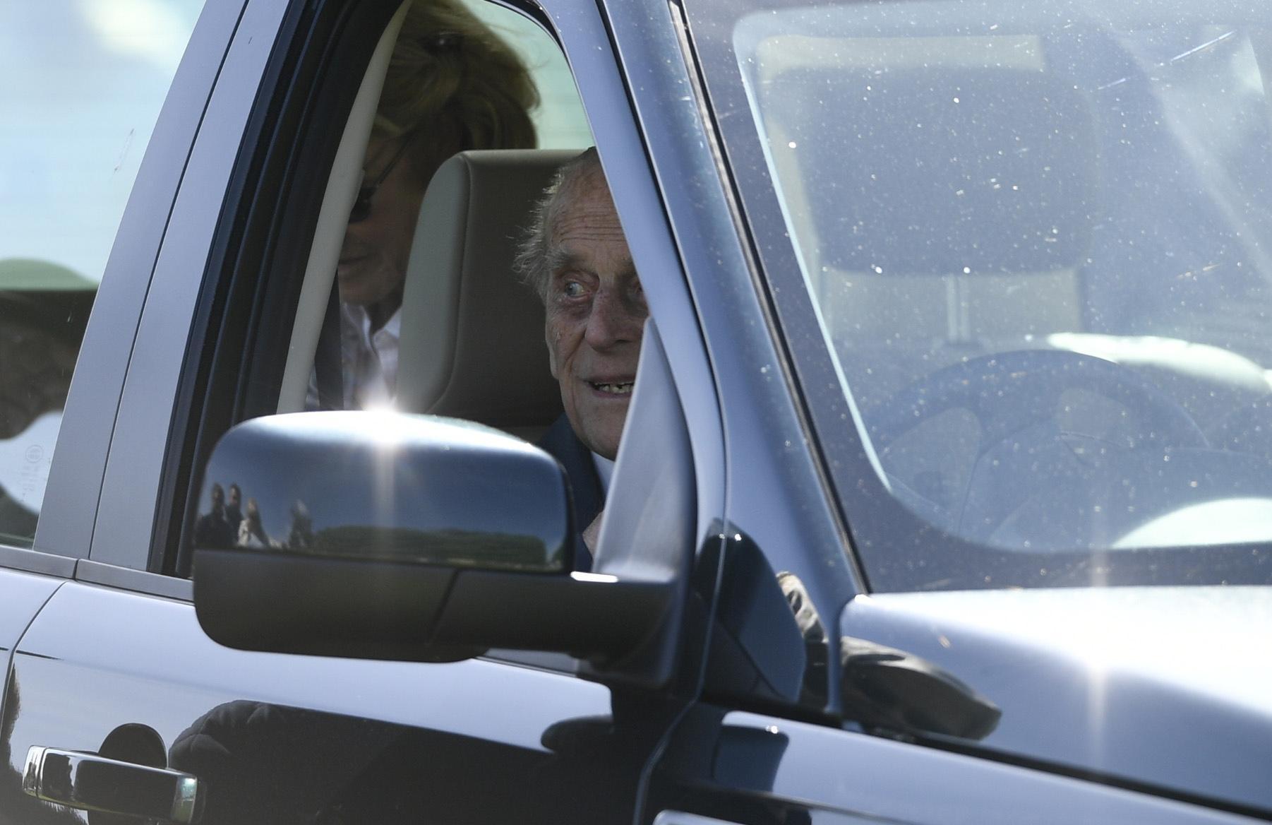 因發生車禍又被發現未繫安全帶，高齡97歲的菲利普親王決定繳回駕照。（東方IC）