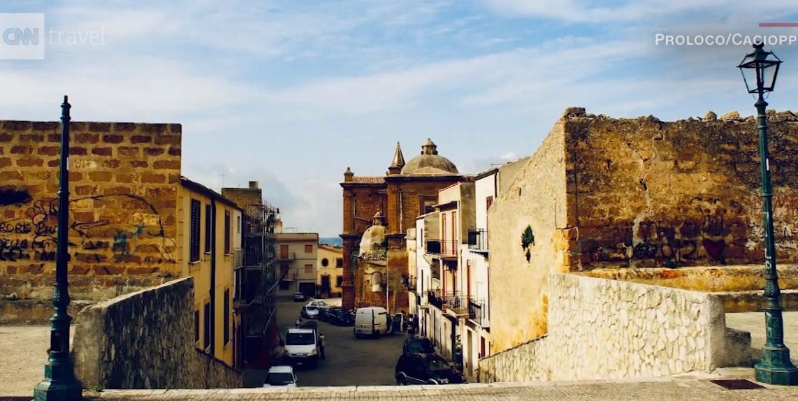 買下義大利西西里島小鎮的老屋只要不到1歐元。（翻攝自CNN影片）