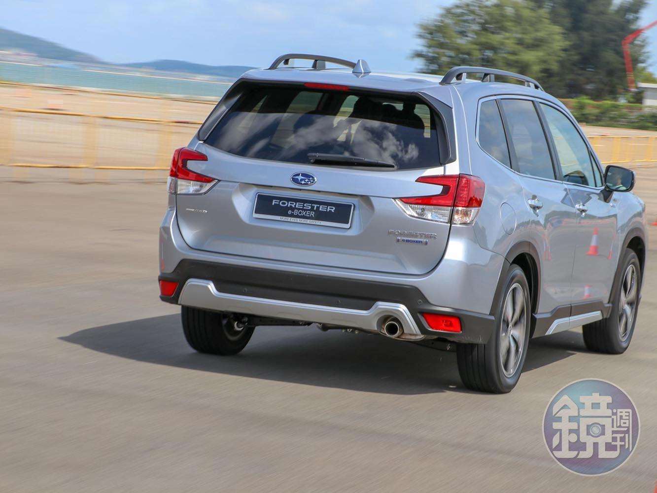 FORESTER e-BOXER的外觀與過去的差異僅有多了數個e-BOXER銘版。