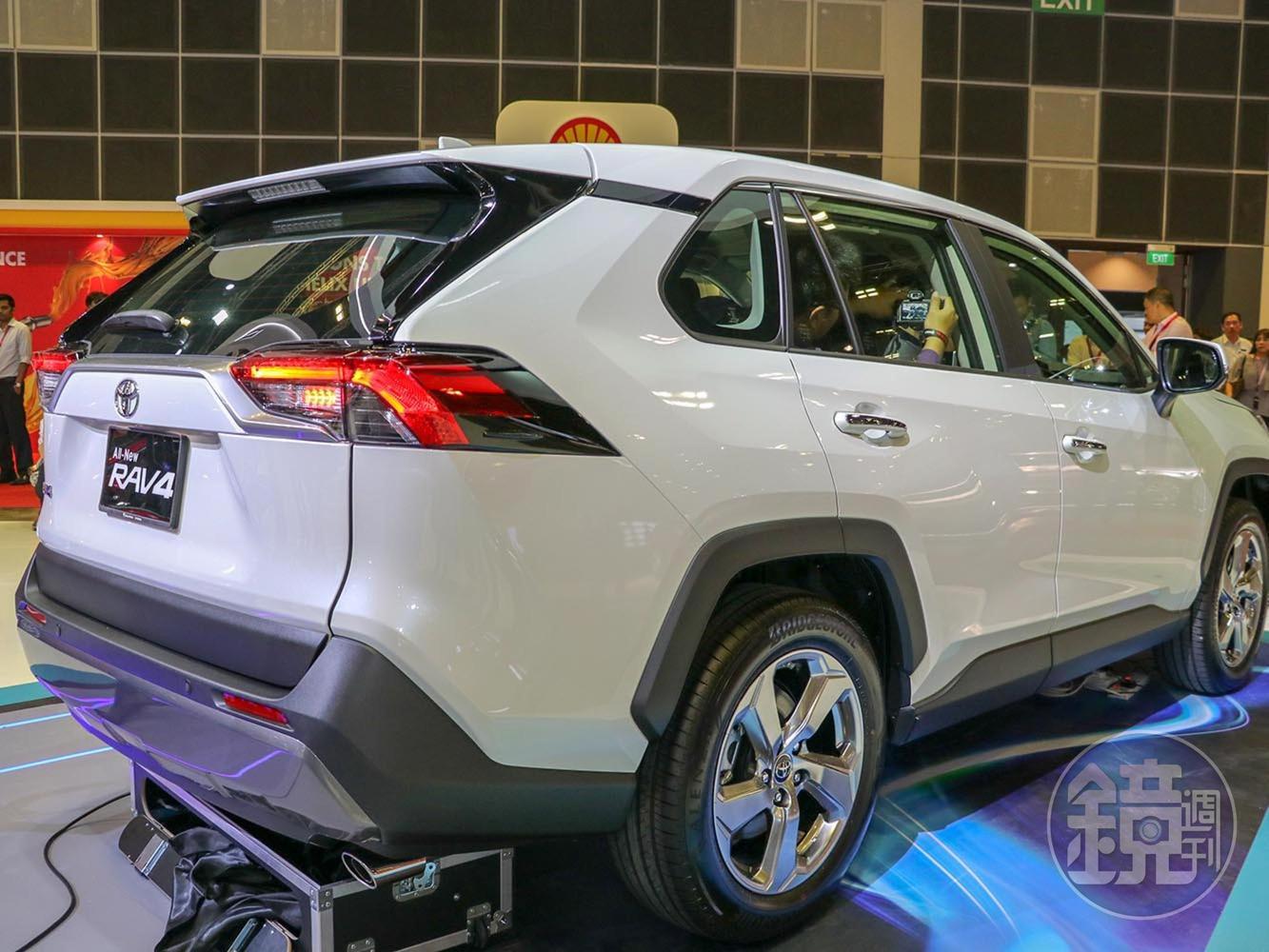 從車尾看過去，新RAV4越來越有LEXUS的霸氣。