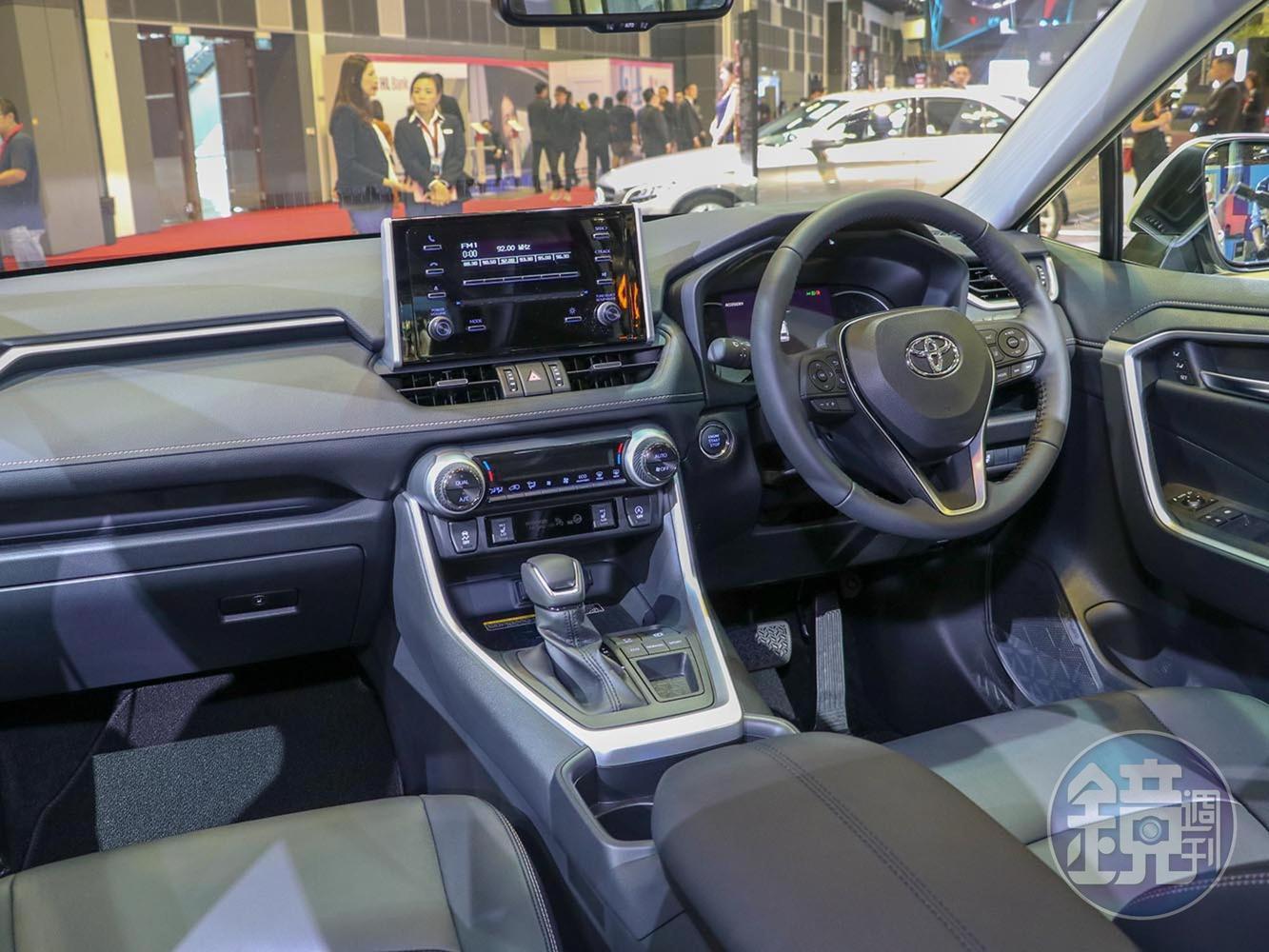 RAV4的內裝採用八吋觸控螢幕。