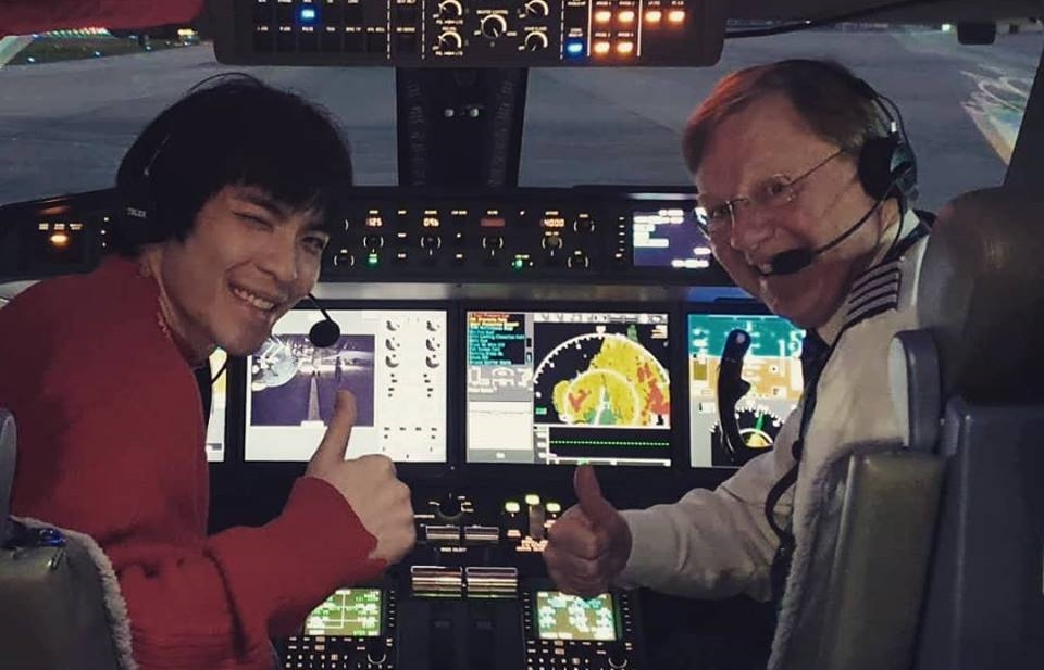 蕭敬騰在臉書po出自己坐在機艙駕駛座的「機師照」，身旁還有一名機長陪同。（翻攝自蕭敬騰臉書）